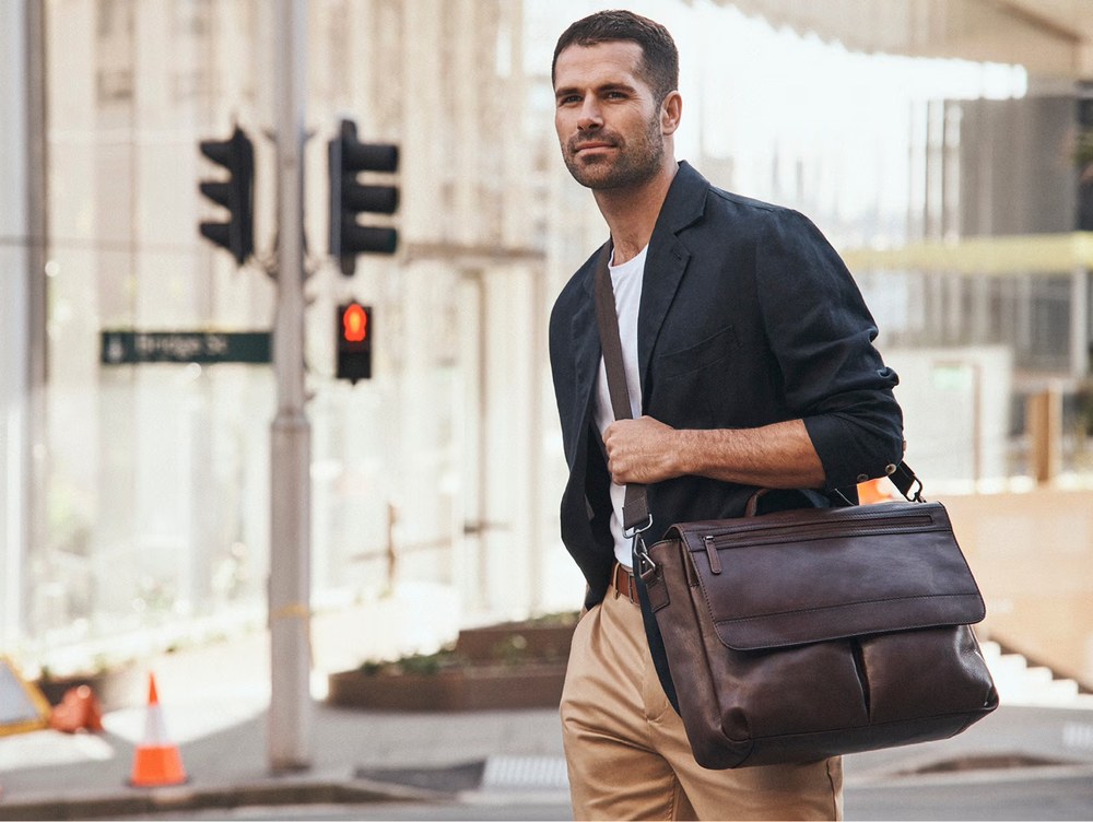 Сумка через плече – головний аксесуар у міському ритмі життя