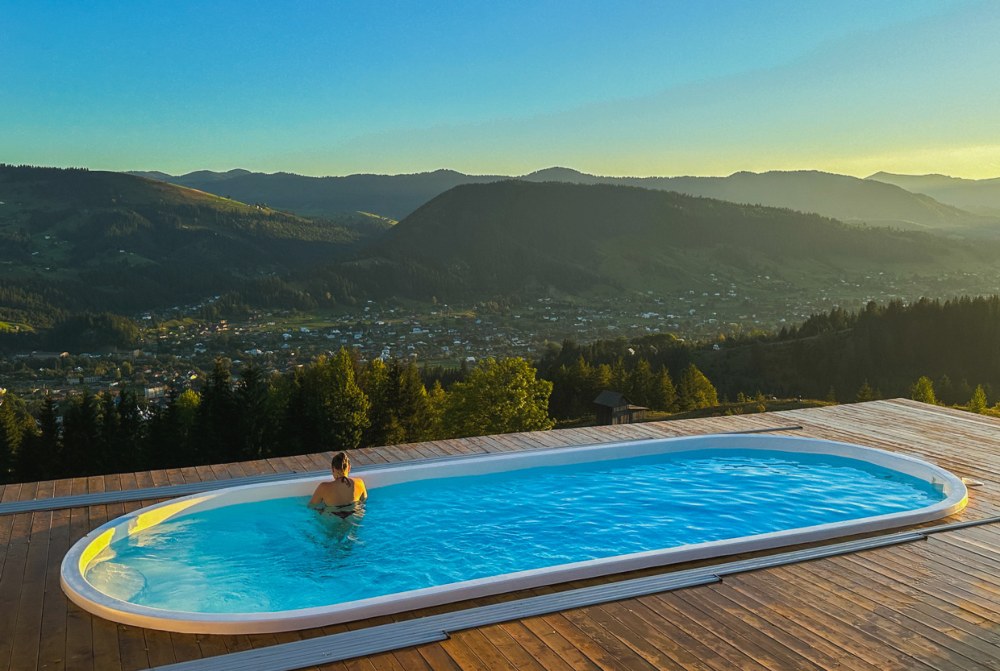 Чому варто обрати котедж із басейном для відпочинку в Карпатах