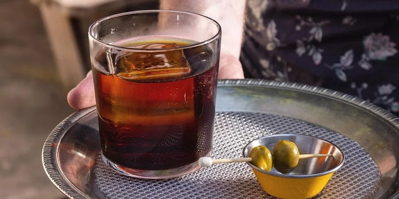 З чим краще пити вермут та як правильно подавати напій