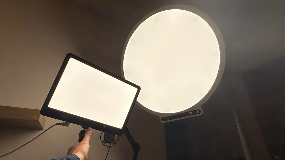 Прямоугольная и круглая LED панели в условиях домашней студии